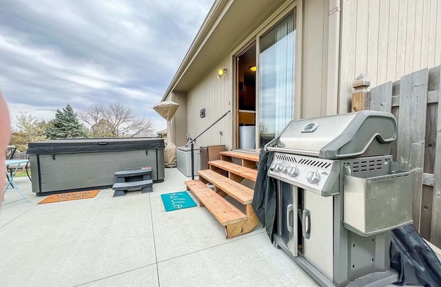 New 3 bd 2 bath Hot tub