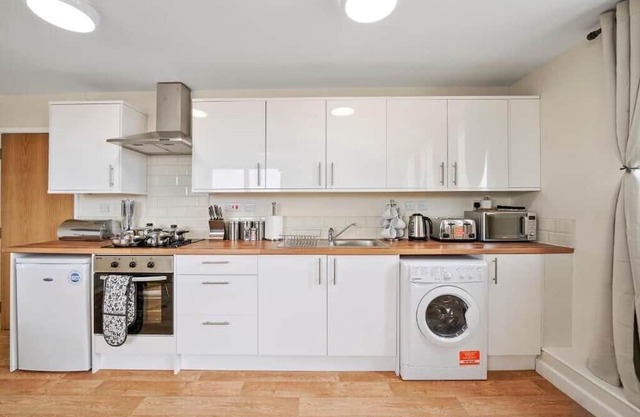 30% OFF! Stylish and Sleek 3 Bed in Southampton