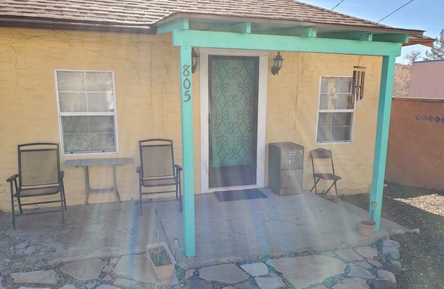 Cozy cottage in Silver City historic district. 5 minute walk to downtown & WNMU!