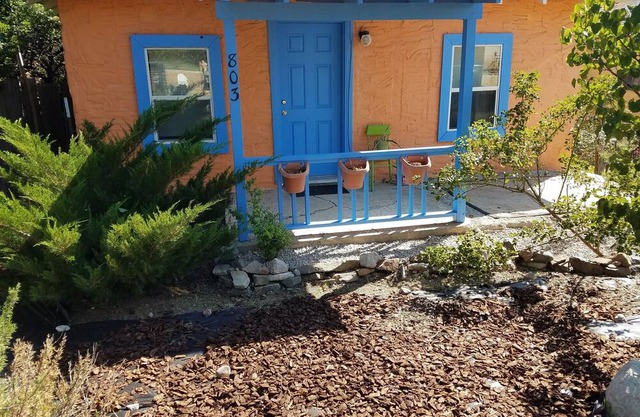 Boho bungalow in Silver City historic district. 5 minute walk to downtown & WNMU
