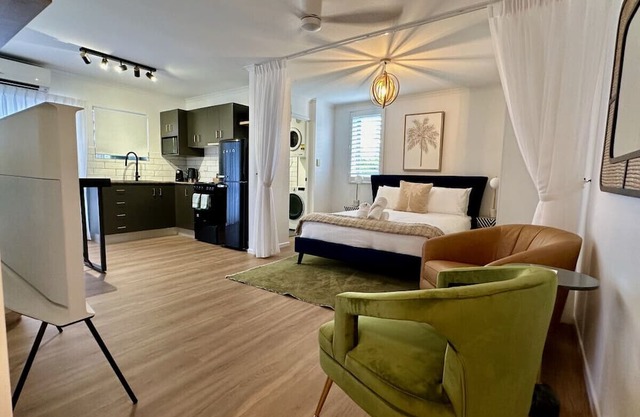 Luxe Edge Hill Studio Villa