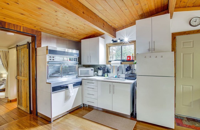 Arlington Creekside Cabin w/ Hot Tub & Fire Pit!