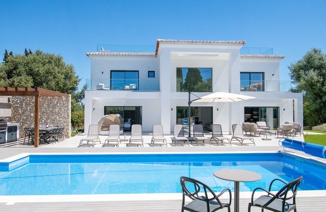 Casa Tres Rosas - Carvoeiro - 6 bedroom villa with heated pool. Walking distance