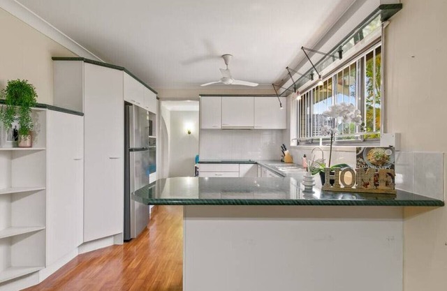 5Mins walk to mall! 4BR Family home nicely located