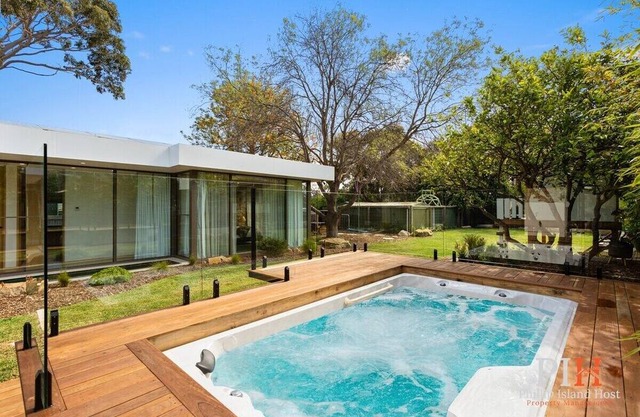 4 Br Family Oasis with 70s Vibe