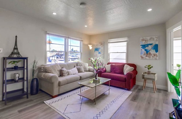 Charming 3-Bedroom Home: Spacious Yard, Free 3-Car Parking & 30-Day Minimum Stay