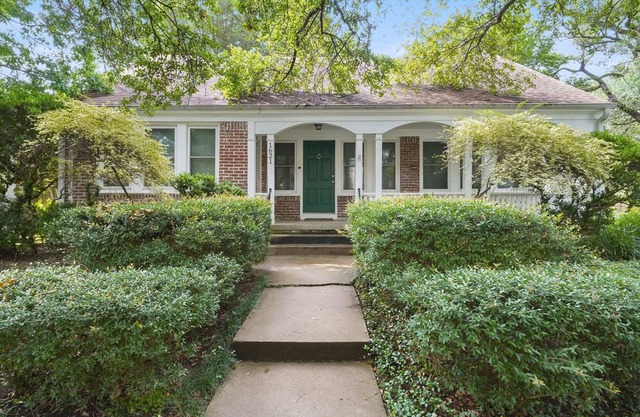 Cherryhurst Park Cottage with Courtyard, fenced yard, BBQ and hot-tub
