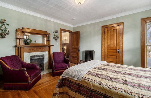 The Chandelier Bed & Breakfast "Deco Room" Sleeps four people!