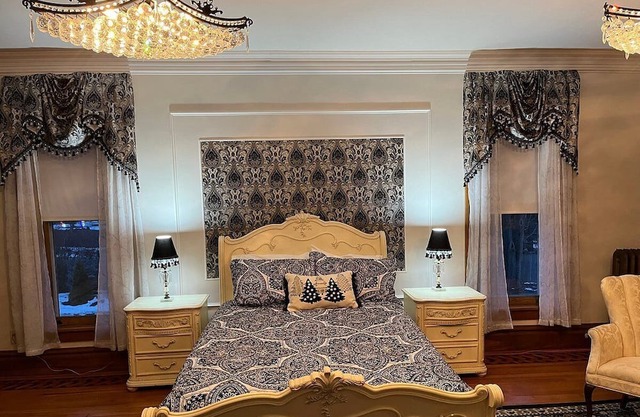 The Chandelier Bed & Breakfast "Maritime Room"