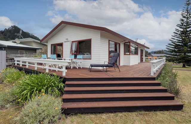 Seascape Bach - Pauanui Holiday Home