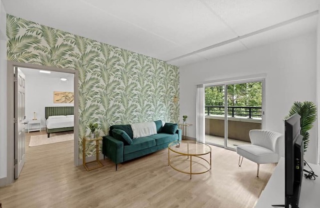 Sunny Green Apt - Walk everywhere!