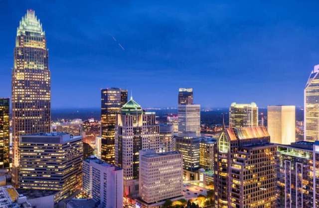 4BR Apt in Uptown - Balcony w/ City Views!