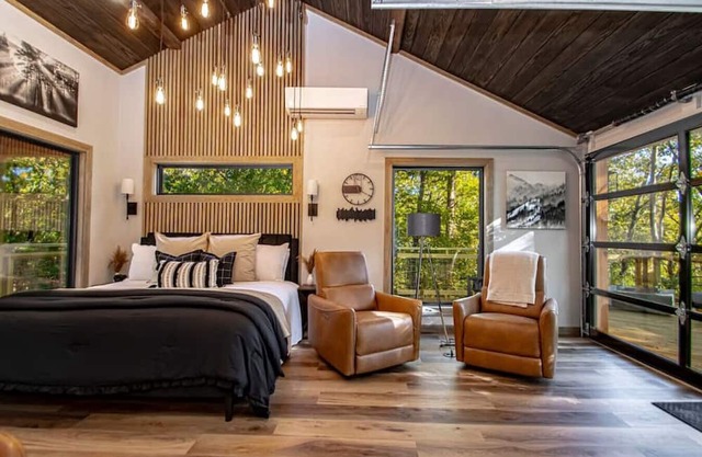 Luxurious Treehouse - Full amenities - Lake access
