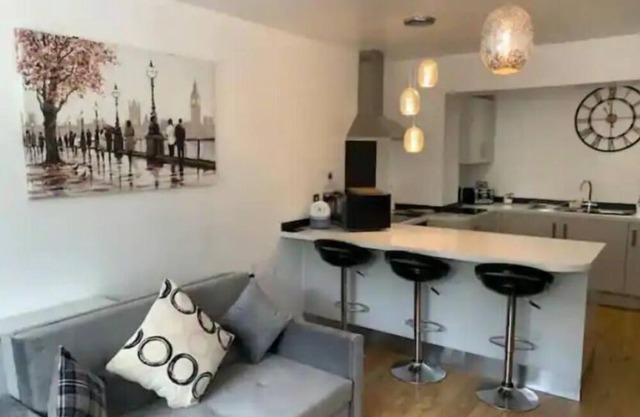Immaculate 2-Bed Apartment in Leigh