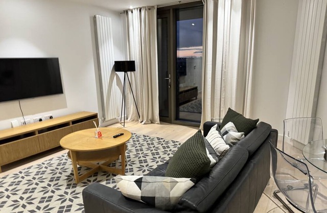 Docklands Stunning 2 bed Apartment London