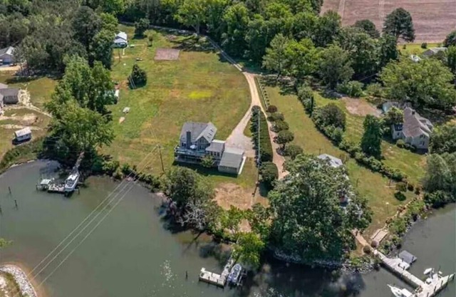 Enjoy fishing on private dock, kayaks, piano!