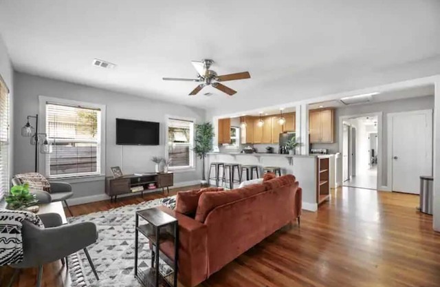 ROOMY RANCH: Local to Austin City Limits, less than 30 to COTA
