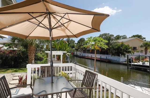 2 Bedroom Condo 728669 by Houzlet