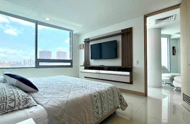Luxury Apartment Hilton WI-FI, TV, Pool and Gym