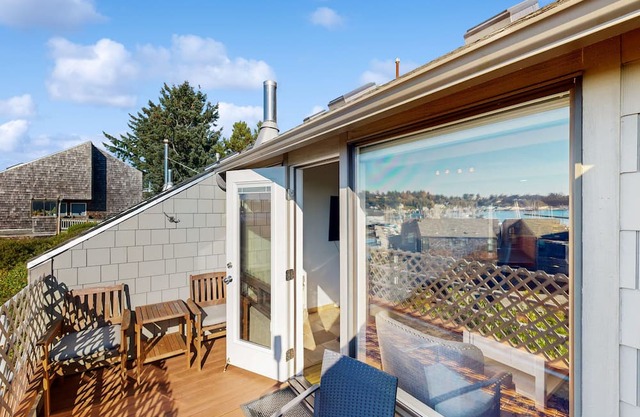 Bay-view condo with indoor pool, hot tubs, gym, crabbing area, & balcony
