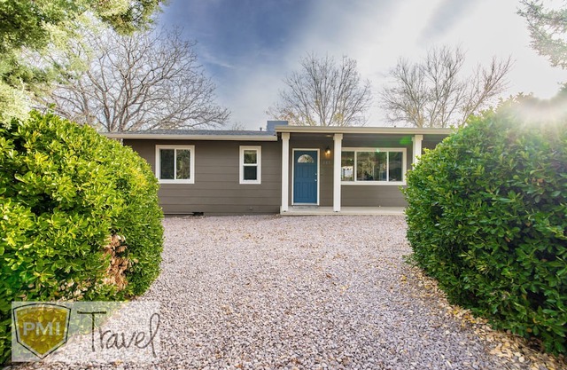 *Newly Listed *Walk to Watson Lake *Firepit *BBQ Grill