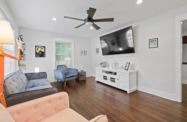 Secret Room I King Bed w/ Hot Tub & Fire Pit