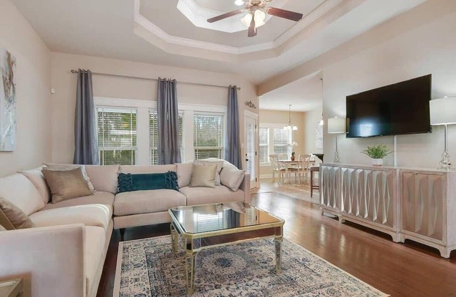 Spacious 3brm, Sleeps 6, 15min- Beaches & AF Base
