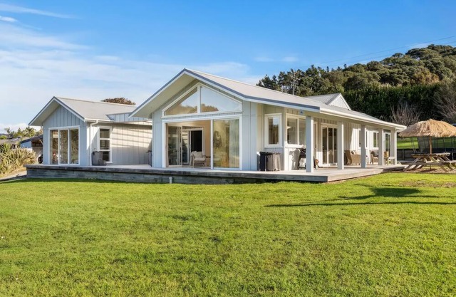 Hosts on the Coast - Hauturu Hideaway