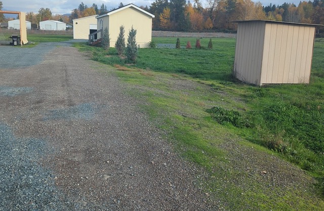 Cozy cottage in country setting close to town, amenities and Rogue College.