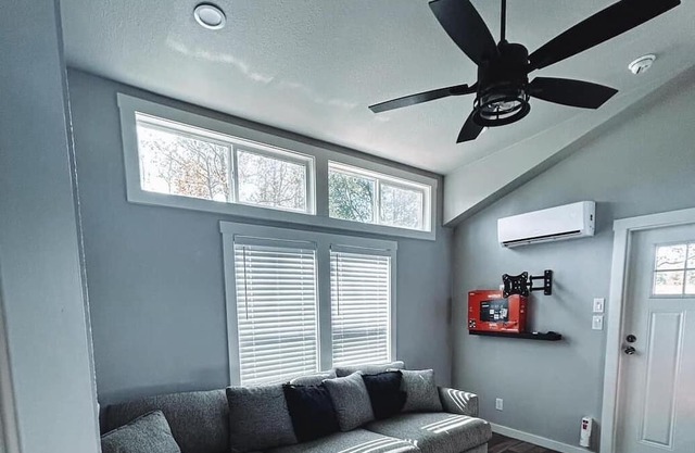 Tiny home in the woods w/ fire pit 10 min from Canton Trade days.