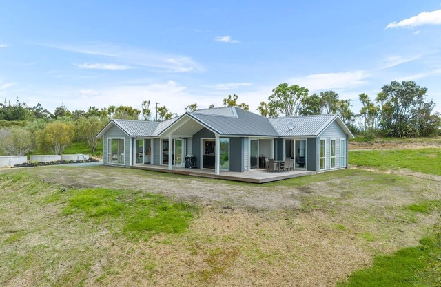 Tara Olive Sanctuary - Large, stylish, sunny holiday home in a beautiful rural setting