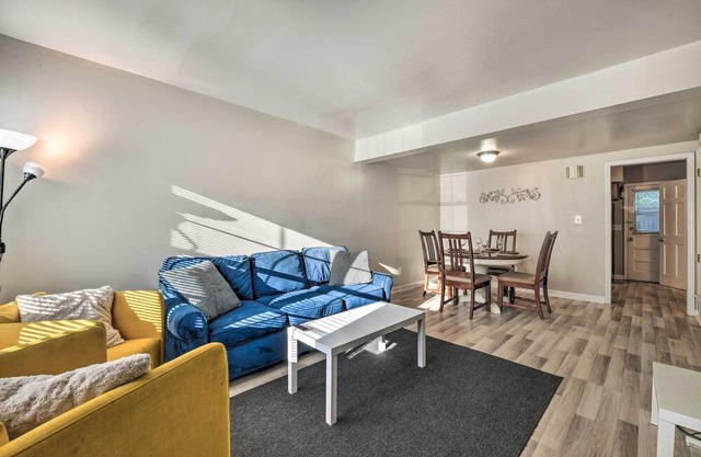 Town House Next To Light Rail!