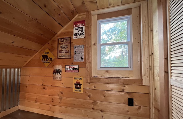 Cozy cabin great for vacationers, hunters/fishers, snowmobilers/ORVers!