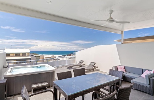 Penthouse with Ocean Views, Castaways Beach