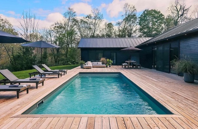 Acogedor retiro de nueva construcción con piscina y 10 acres en Accord, NY!