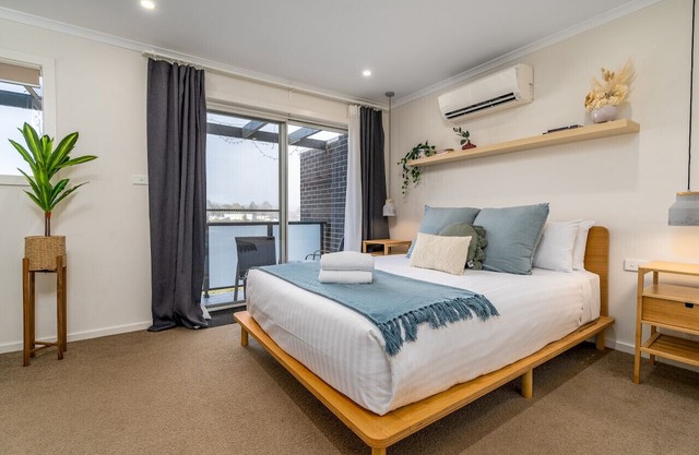 Coom1 · Home w/ Water Views - 10mins to the City/Woden