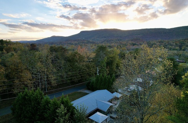 Mtn Vista B Hot Tub Fireplace BBQ Wi-Fi