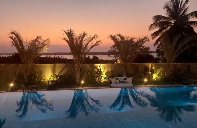 Luxury Suite - Sunset views, Pool + Jacuzzi