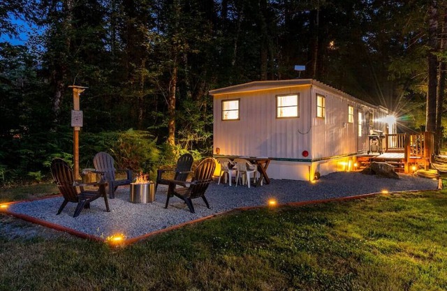 Retro Trailer - Hot Tub, AC, near Mt Rainier Nat'l Park in Ashford, WA