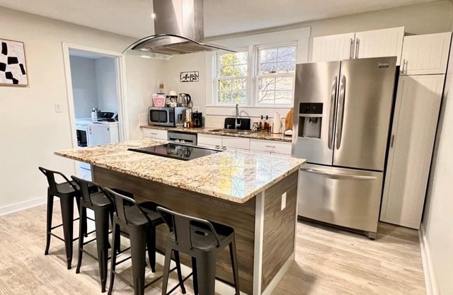 Cozy Vintage Bungalow. NODA/Downtown Charlotte/Dog Friendly