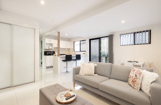 Entire 1 Bedroom Place, Restaurants and Train! 21441O
