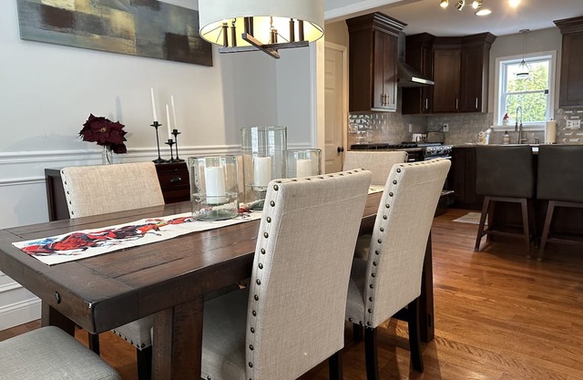 The Gray Horse. Cozy and inviting home in the center of everything Saratoga!