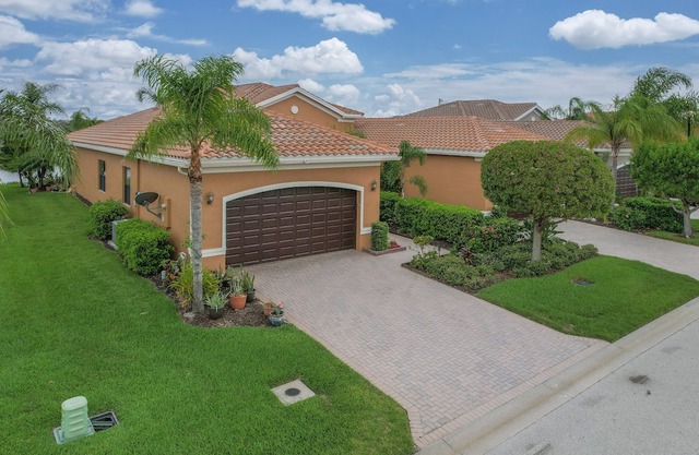 Beautiful Villa 2 Bed 2 Bath and Den in the resort community of Marina Bay