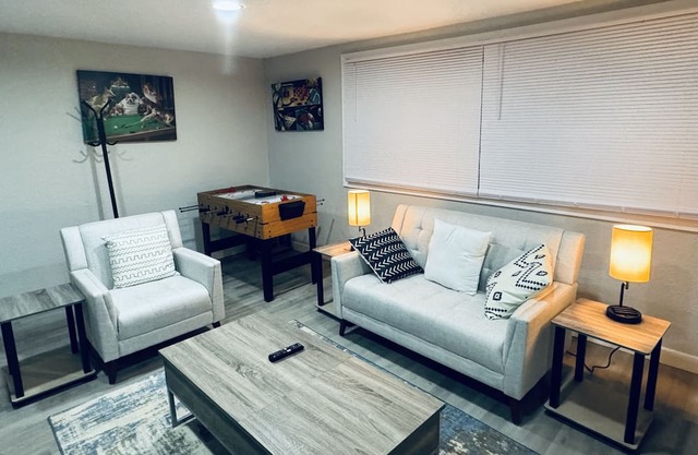 Cozy home with easy access to Ball State, IU Memorial, and all local attractions