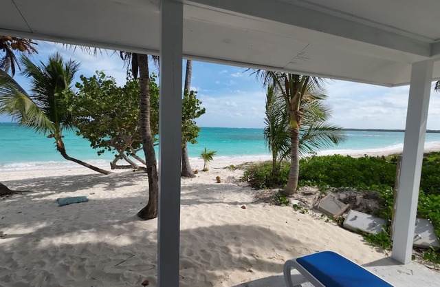 1 bedroom 1 bathroom beach house, beach right at your door steps