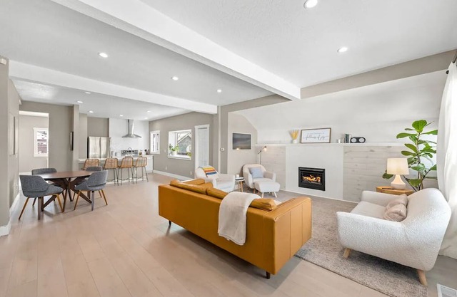 Remodeled, historic South Hill Bungalow with Hot Tub! 5 min from downtown!