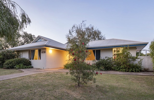 Coastal Oasis - Family & Pet Friendly + only 400m from beach
