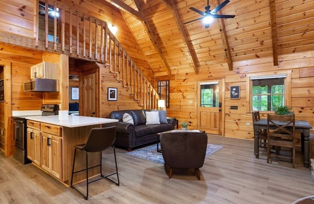 Stylish Cabin Near Pigeon Forge