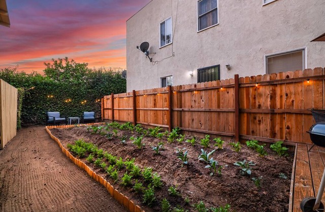 NEW Mid Term Rental: Backyard & Deck, Beautiful garden, Parking Garage, Pets Ok