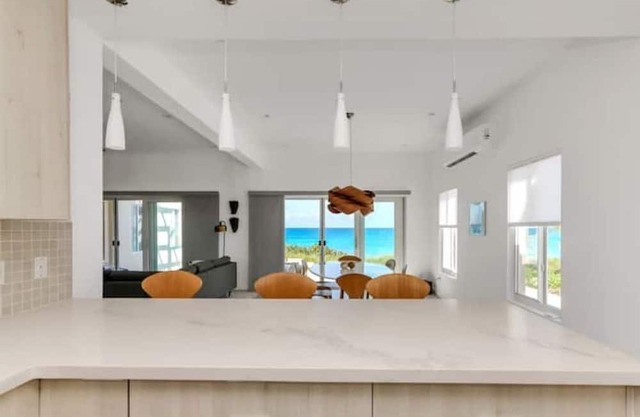 Infinity Pool Oceanside Home 'Saffron House'